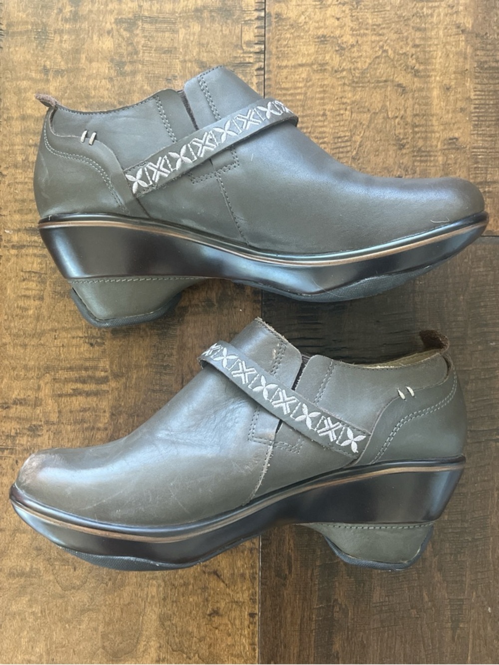 Jambu gray leather slip-on ankle booties with embroidered straps sz 8.5